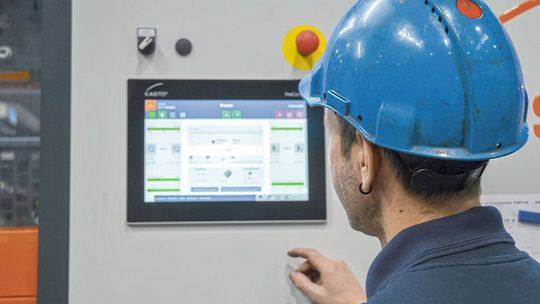 Fliegender Wechsel für minimierte Rüstzeiten: Auch bei laufenden Sägearbeiten können Bediener unterschiedliche Funktionen und Bedienfelder zu weiteren Sägeaufträgen aufrufen und Daten eingeben. (Bild:  Kasto)