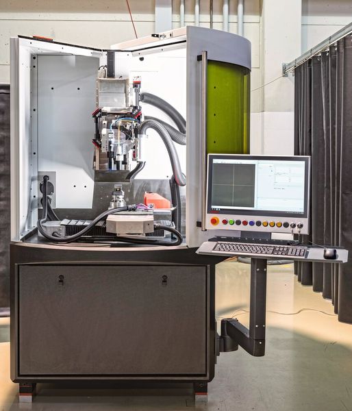 Die neu entwickelte E1 des Start-ups KLM ist eine Hightech-Lasermaschine, die bei der Bearbeitung von Kleinteilen ihre Stärken ausspielt. Insbesondere Unternehmen der Form- und Werkzeug-, Uhren- und Münzindustrie können damit ihre Produktivität deutlich steigern. (Bild: KLM Microlaser)