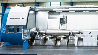 Die Drehmaschine des Typs „mpmc“ wurde nach Kundenanforderung für die Komplettbearbeitung von Walzen ausgelegt, wie der Hersteller Weingärtner erklärt. Experten von Ceratizit unterstützen Weingärtner bei der Wahl der effizientesten Zerspanungswerkzeuge für die Walzenbearbeitung. Ceratizit stellt sein Know-how im Übrigen auf der EMO Hannover 2019 in den Hallen 5 und 4 auf den Ständen B70 respektive D68 vor. (Ceratizit)