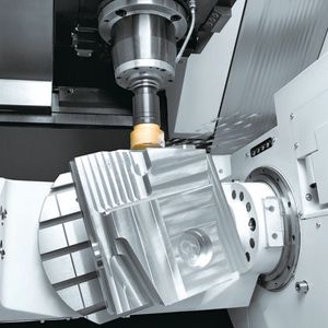 Bei der Roadshow live zu erleben: CNC-Fräsen mit der Fünf-Achs-Fräsmaschine Variaxis j-500.
