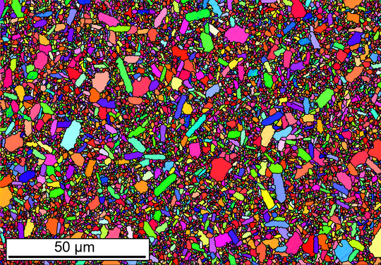 Jede Farbe in dieser mittels Elektronenrückstreubeugung erstellten Abbildung entspricht einer anderen Ausrichtung des Korns.(Bild:  Empa)