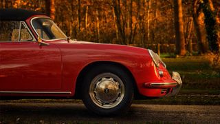 Vredestein macht Oldtimerbesitzern, die auch im Winter fahren, ein Angebot: Statt auf Winterreifen können sie auf ihr Schätzchen nun auch Ganzjahresreifen im klassischen Look ziehen. (Bild: Apollo Vredestein)