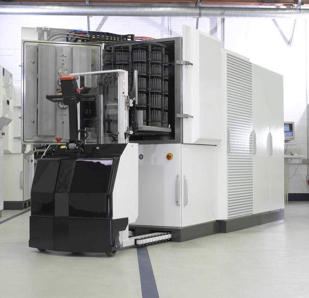 Beschichtungen mittels Sputtertechnologie aufgebracht: Die CC800/9-Anlage lässt sich flexibel an unterschiedlichste Chargengrößen anpassen. (Archiv: Vogel Business Media)