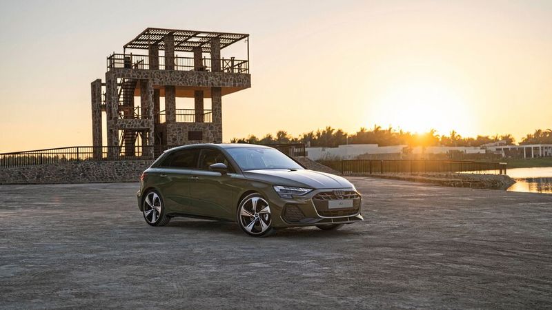Die Facelift-Modelle des A3 (Sportback und Limousine) fallen unter anderem durch einen flacheren und breiteren Kühlergrill sowie einen neuen Heckstoßfänger auf. (Bild: Audi AG)