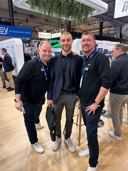 An was denkt wohl Christian Tienemann (l., iiyama), wenn er Alexander Caneba (Jarltech) sieht? Lukas Kalisz (r.) muss noch eine Distri-Reise miterleben, um mitreden zu können. (Bild: Vogel IT-Medien GmbH)