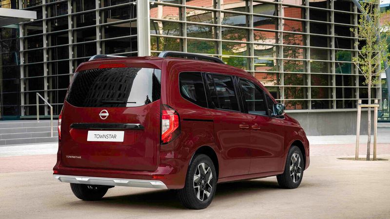 In einigen wenigen Details unterscheidet sich der Townstar auch am Heck vom Technikbruder Kangoo. (Bild: Nissan)