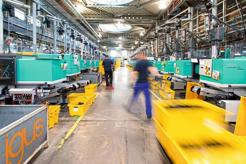 Insgesamt 500 neue Spritzgussmaschinen werden bei Igus in Köln aufgestellt; 100 ältere Spritzgussmaschinen wurden gegen 40 Prozent energieeffizientere getauscht. (Igus)