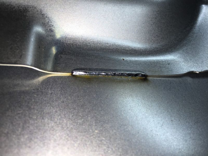 Sauber ausgeführte Stirnkehlnaht an einem Kfz-Türinnenblech aus verzinktem Stahl. (Bild: Bergmann & Steffen)