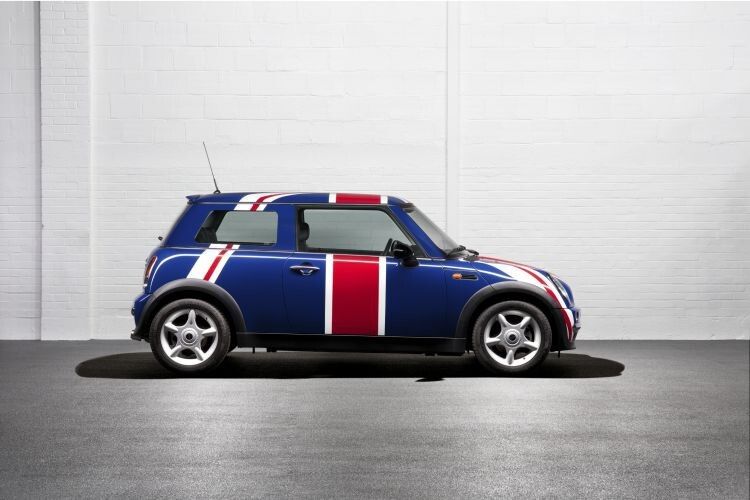 So kennt man ihn heute: Seit 2001 entsteht der Mini in neuer Form. 2006 verpasste BMW dem Erfolgswagen ein Update. (Foto: BMW Group)