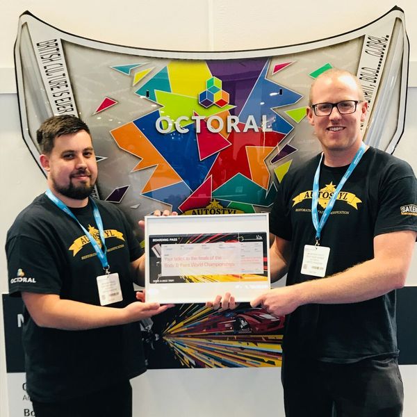 Der auf der Automechanika in Birmingham ermittelte Finalteilnehmer ist Anthony Fryett (rechts). (Mese Frankfurt)