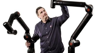 Kristian Kassow mit zwei seiner Siebenachser. Gut zu erkennen, wie filigran die Bauweise ist. Dennoch darf man die Leichtbau-Cobots in Sachen Tragfähigkeit nicht unterschätzen: je nach Modell können 5 bis 18 Kilogramm gehandelt werden, mit Reichtweiten von 850 respektive 1.800 Millimeter. Das hat Bosch Rexroth überzeugt, groß ihm einzusteigen. (Bild: Kassow Robots)