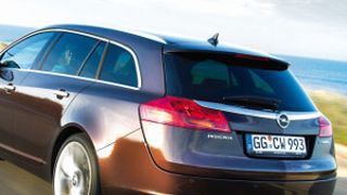 Seit der Modellpflege 2013 präsentiert sich der Insignia verstärkt als Business-Class-Modell.  (Opel)