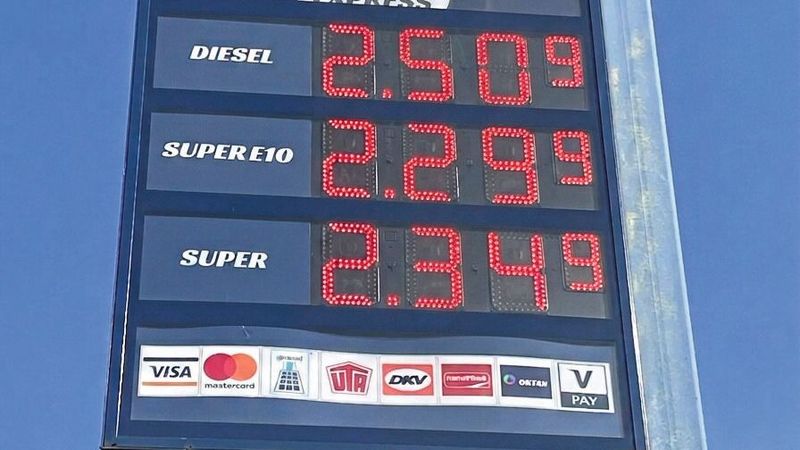 Der Dieselpreis steigt und steigt, der Ruf nach wirksamen Entlastungen wird lauter.(Bild:  Grimm – VCG / mit Gemini 3.1 Flash Image bearbeitet)