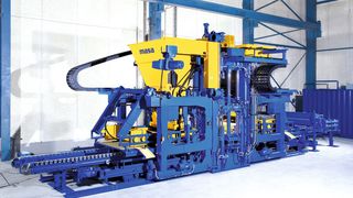 Mit Betonsteinfertigungsmaschinen von Masa lassen sich unterschiedlichste Betonsteine aus Leicht- und Schwerbeton herstellen. (Bild: Balluff)