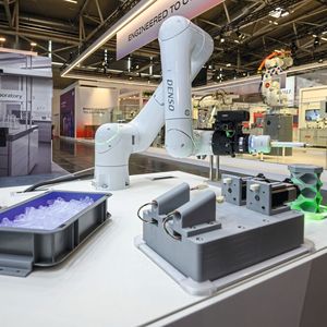 Präzision im Bruchteil einer Sekunde: Detailaufnahme des Scara-Roboters HSR-055 beim schnellen und millimetergenauen Greifen von Kleinteilen aus einer Matrix.(Bild:  Denso Robotics)