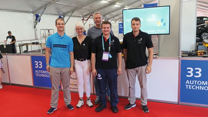 V. l.: Berufsweltmeister Stefan Mißbach, ZDK-Geschäftführerin Birgit Behrens, BBA-Vorsitzender René Gravendyk und EM-Medaillengewinner Tobias Zander unterstützen Manuel Schmied vor Ort.  (Bild: Büttner – VCG)