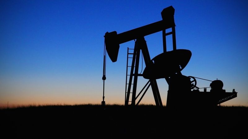Öl*: 34,2% (4621,9 Mio. t Öläquivalent) Den Hauptanteil des Energiebedarfs deckt Öl: Gut ein Drittel geht auf das schwarze Gold (inklusive Biokraftstoffe) zurück. Dass es nicht immer Erdöl sein muss, zeigt unter anderem das EU-geförderte Projekt Bio Mates, in dem Kraftstoffe aus Biomasse erforscht werden. * Inklusive Biokraftstoffe (Bild: Pixabay/drpepperscott230)