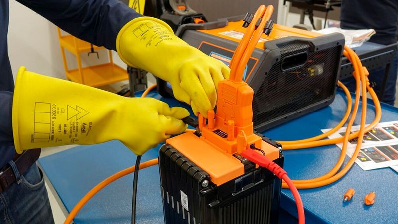 Arbeit an einer Hochvoltreparatur: Geschäftsführer sollten alle Gefahren kennen, die mit der Elektromobilität verbunden sind.(Bild:  Rosenow/»kfz-betrieb«)