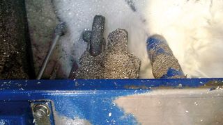 Schaumbildung beim Erstansatz eines herkömmlichen Kühlschmierstoffs mit VE-Wasser. Bild: Henkel (Archiv: Vogel Business Media)