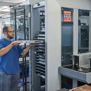Die Beladung des Robax-Roboter-Systems von Handling-ech erfolgt schnell und einfach über Standardpaletten.