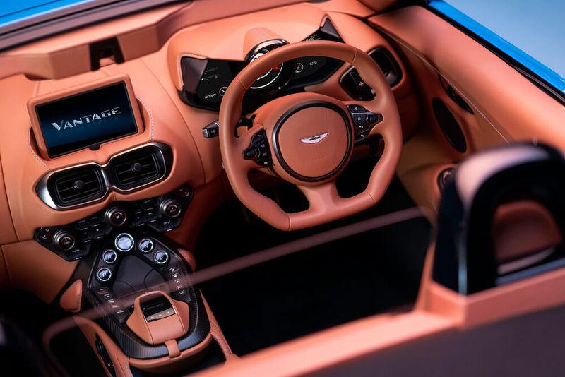 Den Vantage Roadster gibt es nur mit Automatikgetriebe. Ein Schalthebel ist deshalb nicht mehr nötig. Der Fahrmodus wird per Knopfdruck bestimmt. (Bild: Aston Martin)