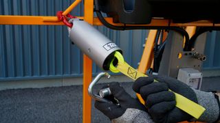 Die sogenannte „Detection Box“ des Sicherheitssystem Fastn von Haulotte. Sobald die Absicherung des Arbeitskorbes einer beliebigen Hubarbeitsbühne nicht mehr besteht oder der Arbeiter ein anderes Verbindungselement nutzen will, schlägt es Alarm. (Bild: Haulotte)