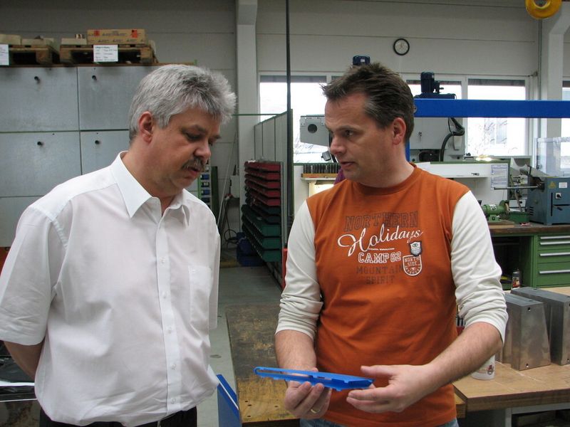 Die Gesprächsteilnehmer Ralph Schmitt (links im Bild) und Manfred Faßnacht in der Werkhalle von Faßnacht. (Archiv: Vogel Business Media)