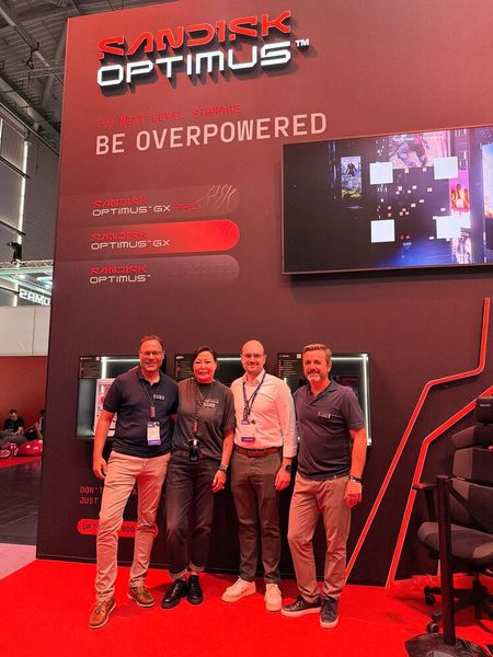 Das Sandisk-Team teilt sich wieder mit SK Gaming den Stand: (v. l.) Frank Sälzer, Miriam Franke, Felix Wohlfart und Mario Bartnig. (Bild: Vogell IT-Medien)