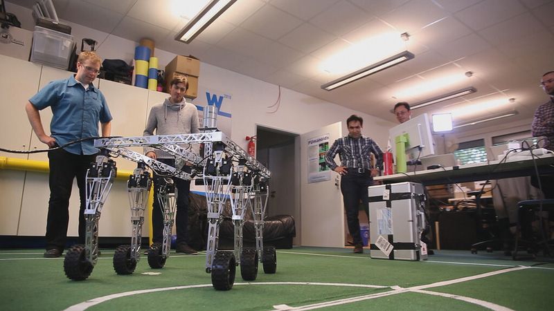 Das elfköpfige Berlin-Rockets-Team entwickelt für den Wettbewerb einen selbständig agierenden Roboter, der sich auf zwei Arten fortbewegen kann: Zum einen ist er dazu in der Lage, auf sechs Beinen zu schreiten, um beispielsweise unwegiges Gelände zu überwinden. Zum anderen kann sich der Roboter auf Rädern fortbewegen, so dass er auf ebenem Untergrund höhere Geschwindigkeiten erreicht. (DLR)