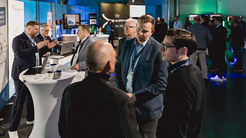 Parallel zu den Vorträgen fanden in kleinen Gruppen die moderierten Führungen in der KI-Sonderausstellung statt. Hier gab es Zeit für intensive Gespräche zwischen Händlern und Ausstellern. (Bild: Stefan Bausewein)