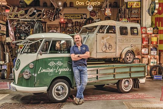 Der Meister und sein eigener Oldie. Die VW T1 Pritsche dient Dirk Patschkowski als Werbeträger, unter anderem auf Ausstellungen. Sie kann man, wie vieles andere Objekte aus seiner Werkstatt auch, mieten. Der Meister und sein eigener Oldie. Die VW T1 Pritsche dient Dirk Patschkowski als Werbeträger, unter anderem auf Ausstellungen. Sie kann man, wie vieles andere Objekte aus seiner Werkstatt auch, mieten.