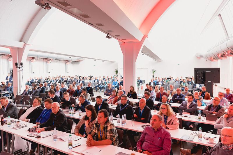 Die Fachtagung setzt sich zusammen aus Fachvorträgen und einer großen, begleitenden Ausstellung. In diesem Jahr zeigten hier 40 Unternehmen der Branche ihre Produkte und Dienstleistungen. (Bild: Stefan Bausenwein)