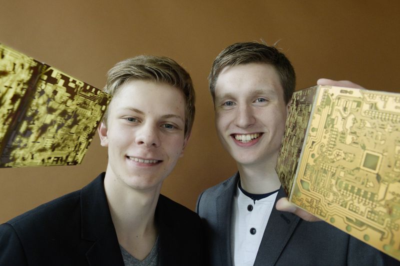 Laserlithografie in der Leiterplattenherstellung: Die Herstellung von Leiterplatten ist für Hobbyhandwerker mit der üblichen Methode sehr zeitaufwendig und das Ergebnis unpräzise. Leon Pohl und Jannis Carstens entwickelten daher ein alternatives Verfahren, das sich am Funktionsprinzip eines handelsüblichen Laserdruckers orientiert. So wird das Leiterplattenlayout zeilenweise mithilfe eines Lasers auf die lichtempfindliche Fotolackschicht geschrieben. Die Nachwuchsforscher entwarfen die optischen Baugruppen, die den Laserstrahl auf 10 Mikrometer fokussieren, und entwickelten den erforderlichen Lasertreiber wie auch die Elektronik. Abschließend passten sie alle Teile in ein kompaktes Gehäuse ein, sodass es sogar für kleine und mittelständische Unternehmen wirtschaftlich interessant sein könnte. (Jugend forscht e.V.)