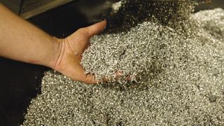 Die Aluminiumspäne sind dank der deutlich geringeren Emulsionsverschleppung trocken. (Bild: Henkel)