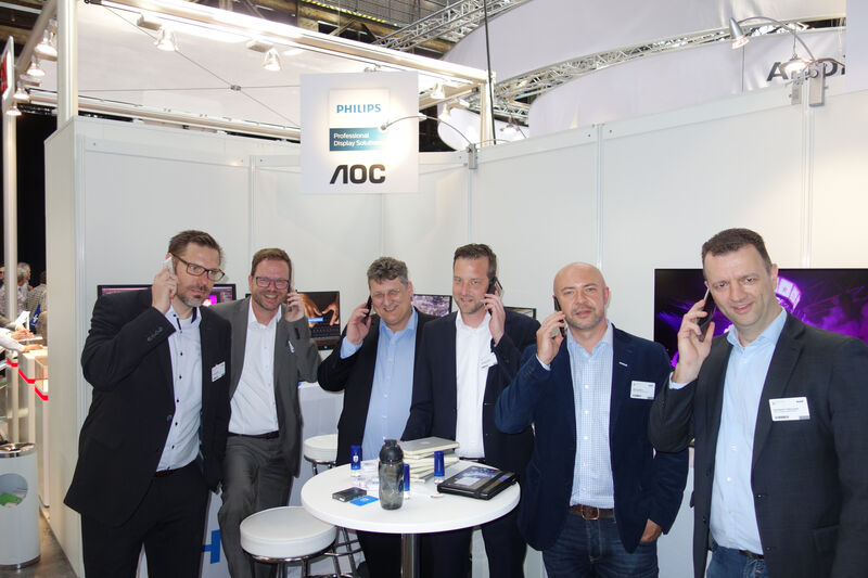 Da laufen aber beim Philips AOC Team die Drähte heiß: (v. l.) Lars Michelsen, Lutz Hardge, Harald Gruber, Sebastian Niehues, Martin Kostorz und Konstantin Flabouriaris (Bild: IT-BUSINESS)