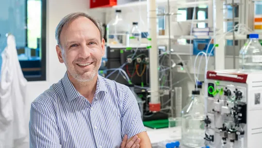 Prof. Oliver Lieleg und sein Team haben einen leistungsfähigen Klebstoff aus Mistelbeeren entwickelt(Bild:  Andreas Heddergott, TUM)