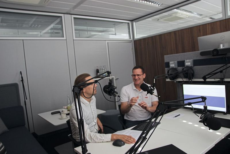 Kommt das Gesetz noch 2024 oder kommt es nicht? Eins steht jedenfalls fest: „Zu dem Zeitpunkt müssen die Maßnahmen schon umgesezt sein”, erklärt Richard Biala, Cyber Security Portfolio Manager bei ABB (rechts) (Bild: PROCESS)