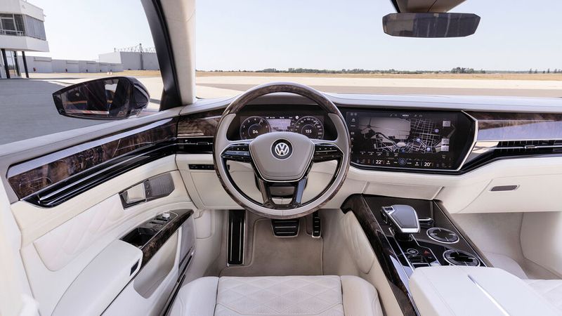 Obwohl schon sechs Jahre alt, wirkt der Innenraum des Phaeton D2 immer noch modern. (Bild: Volkswagen)