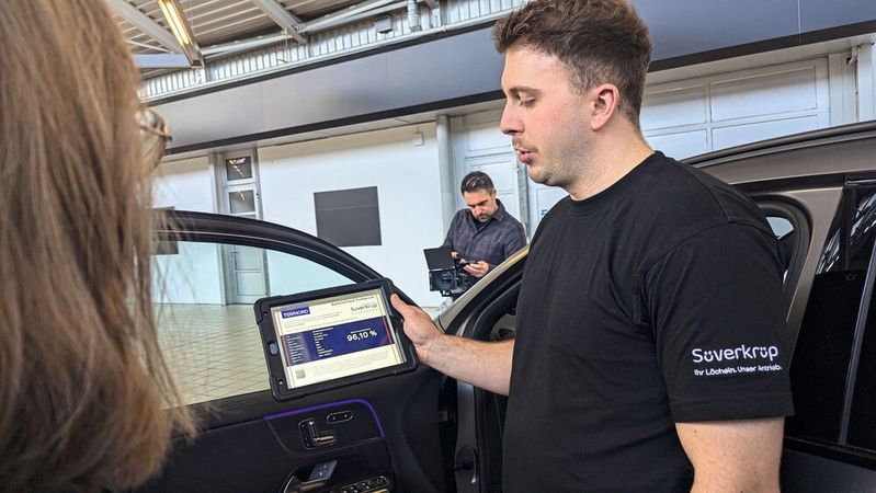 Mit einem OBD-Dongle können verschiedene Gutachten generiert werden, etwa der State of Health bei Elektroautos.(Bild:  Simon – VCG)