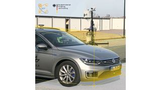 Sensordaten von verschiedenen Sensoren sollen künftig über eine standardisierte Schnittstelle zur zentralen Steuereinheit fließen. (Bild: Hella)