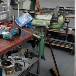 Montagearbeitsplätze wie sie häufig sind – unergonomisch und chaotisch (l.) – und wie sie aussehen könnten: höhenverstellbar und strukturiert.(Bild:  RK Rose+Krieger)