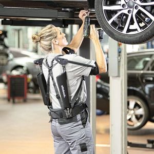 Das Exoskelett Paexo unterstützt Mitarbeiter in der Produktion oder im Handwerk bei anstrengenden Tätigkeiten, besonders bei der Überkopfarbeit.