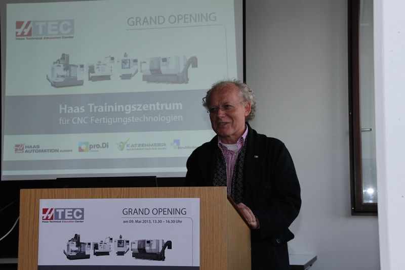 Thomas Pflug von der NC-Gesellschaft e. V. betonte, dass jeder Absolvent der im H-Tec ausgebildet wird, auch ein Zertifikat erhält, das nicht leicht zu erringen ist. Seine Organisation stellt die Prüfbedingungen stets in Frage, um das Lernpensum auf dem aktuellsten Stand zu halten. Nicht umsonst liegt die Durchfallerquote bei etwa 25 %. (Bild: Königsreuther)