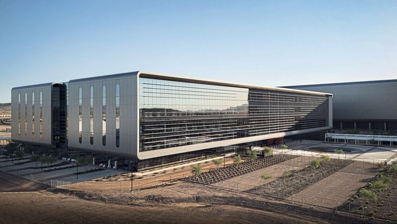 US-Hauptquartier von TSMC in Arizona: Wie aus verschiedenen Medienberichten hervorgeht, plant der weltgrößte Auftragshersteller von Halbleitern womöglich, bis zu sechs weitere Fabs im US-Bundesstaat Texas zu errichten. (Bild:  TSMC)