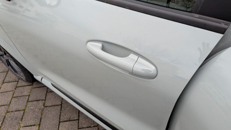 Ein Extra-Lob gibt es dafür für die soliden und griffsympathischen Bügeltürgriffe.  (Bild: Rosenow – VCG)