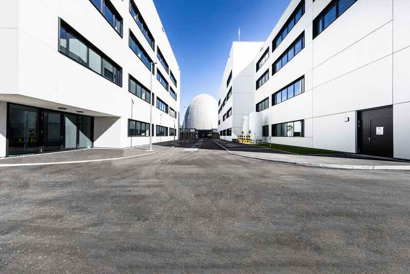 Die beiden neuen Gebäude rahmen den Blick auf das Atom-Ei ein. In jedem Gebäude stehen 100 Arbeitsplätze zur Verfügung sowie Labors und Werkstätten.  (Juli Eberle)