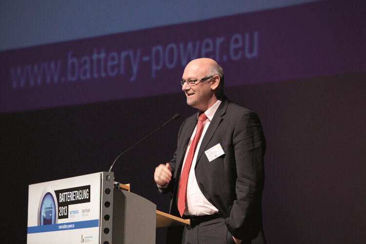 Prof. Martin Winter, Leiter des „Münster Electrochemical Energy Technology“-Institutes (MEET), begrüßt die Veranstaltungsgäste. (Foto: Haus der Technik)
