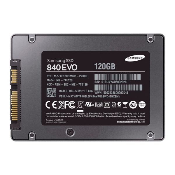 Die Rückseite einer 840 EVO SSD mit einer Kapazität von 120 GB. Links die Serial-ATA-Schnittstelle. Man beachte den aufgedruckten QR-Code, der den Nutzer auf eine Webseite führt. (Bild: Samsung)