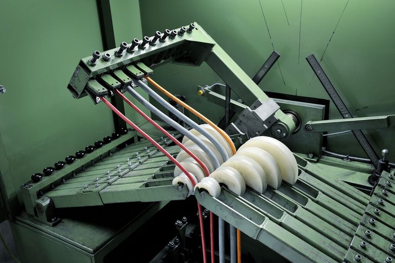 In den Biegewechsel-Testanlagen  wird geprüft, ob die Kabel dem häufigen  Biegewechsel standhalten. (Bild: Leoni)