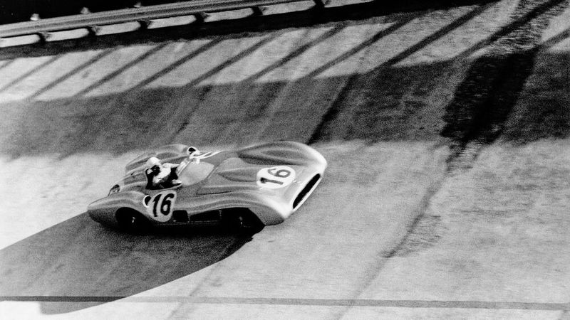 1955 wurde die Rennstrecke von Monza mit einer neuen Hochgeschwindigkeitskurve ausgebaut, die in der Motorsportwelt legendär ist. Für den Großen Preis von Italien wurde deshalb entschieden, das Chassis mit der Nummer 00009/54 in der Saison 1955 erstmals mit der Stromlinienkarosserie auszustatten und Stirling Moss als Fahrer einzusetzen. (Bild: Mercedes-Benz)